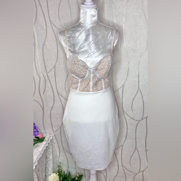 🌷 White Lace Corset Style Midi Dress 🌷 - Picture 4 of 11